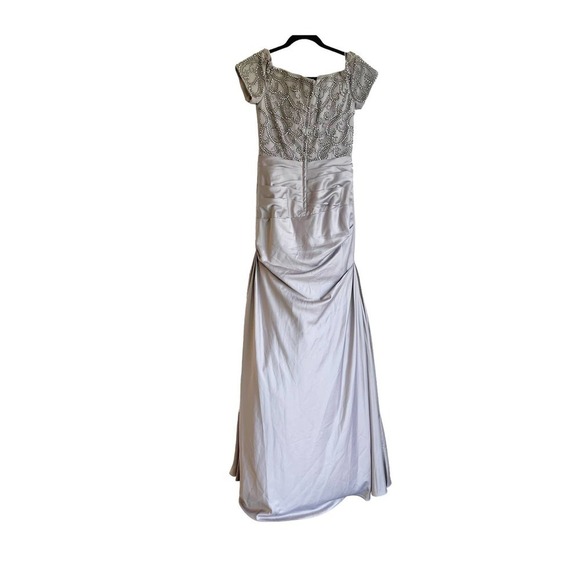 NEW LA FEMME Women's Silver Rouched Waist Formal Gown Dress Size 4 - Picture 7 of 12